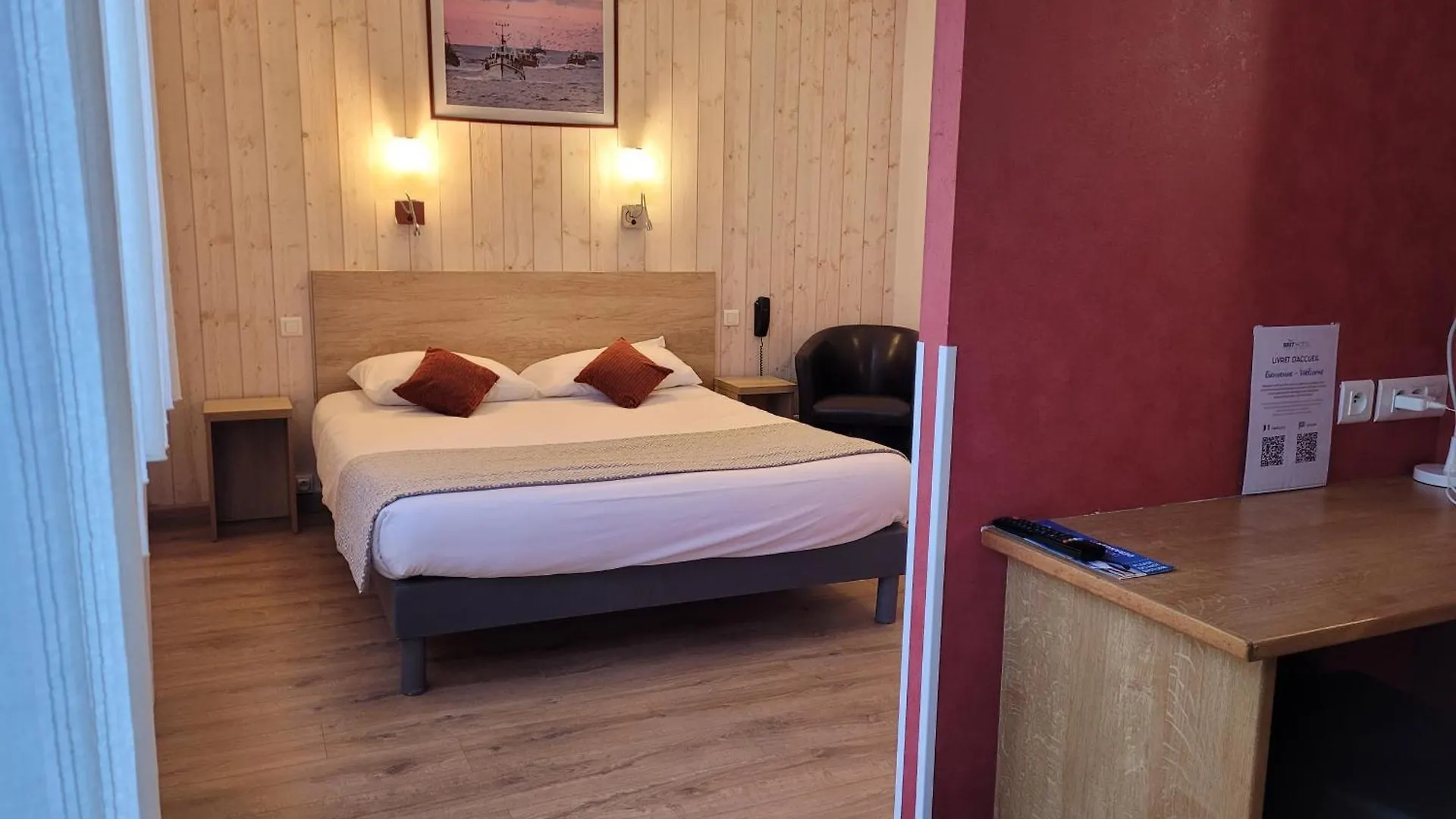 ***  Brit Hotel Des Halles Concarneau France