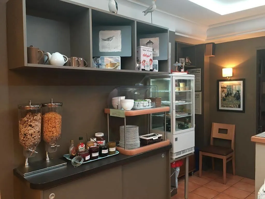 Brit Hotel Des Halles Concarneau 3*,
